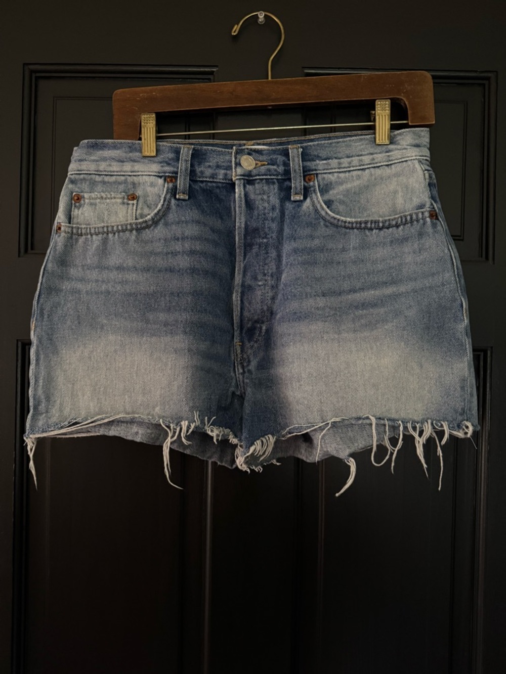 RE/DONE High-Rise Frayed Hem Denim Shorts - Light Blue size 30